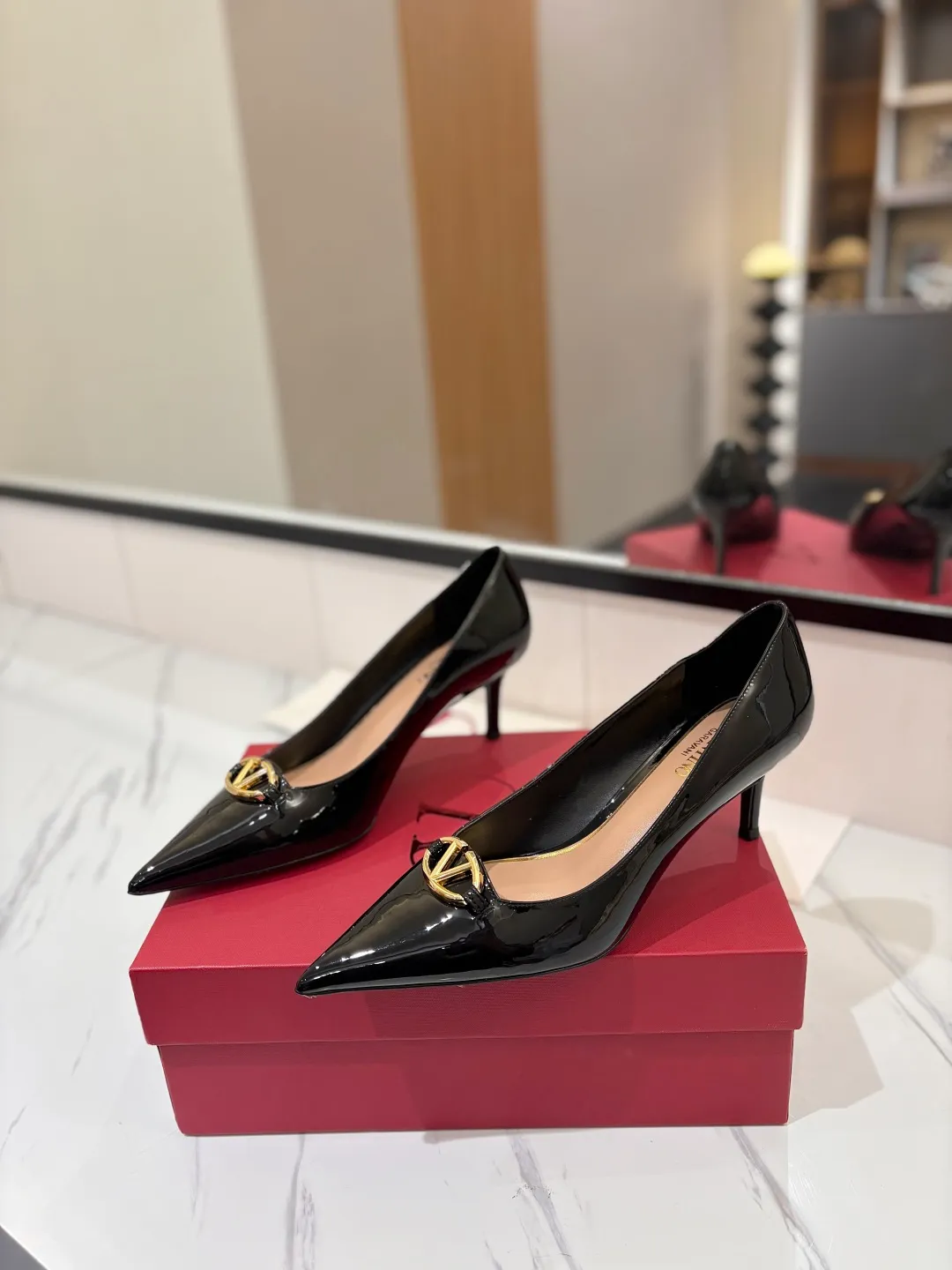 💕💕Factory direct selling price p520💕💕 VALENTINO’s hottest new high-heeled shoes, latest logo buckle, perfect combination with sexy pointed toe❤️‍🔥❤️‍🔥❤️‍🔥❤️‍🔥It is simply the pinnacle of summer fashion💖💖💖💖original replica Upper: patent leather, subleather Outsole: Italian leather outsole Heel height: 6.5cm Size: 35-39 (40 41 42 customized, non-refundable and non-exchangeable)